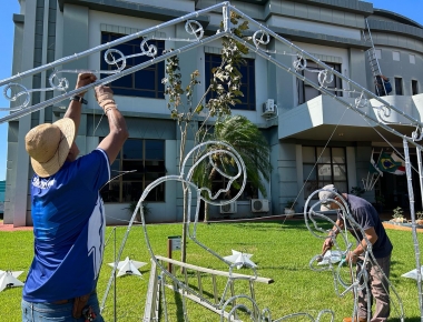 Decoração natalina começa a tomar corpo em Mercedes